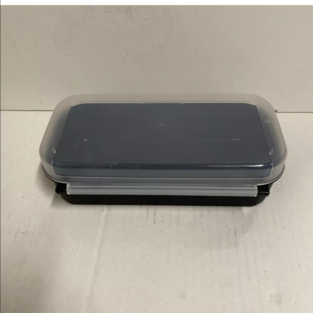 Tupperware Container - Picture 4 of 5